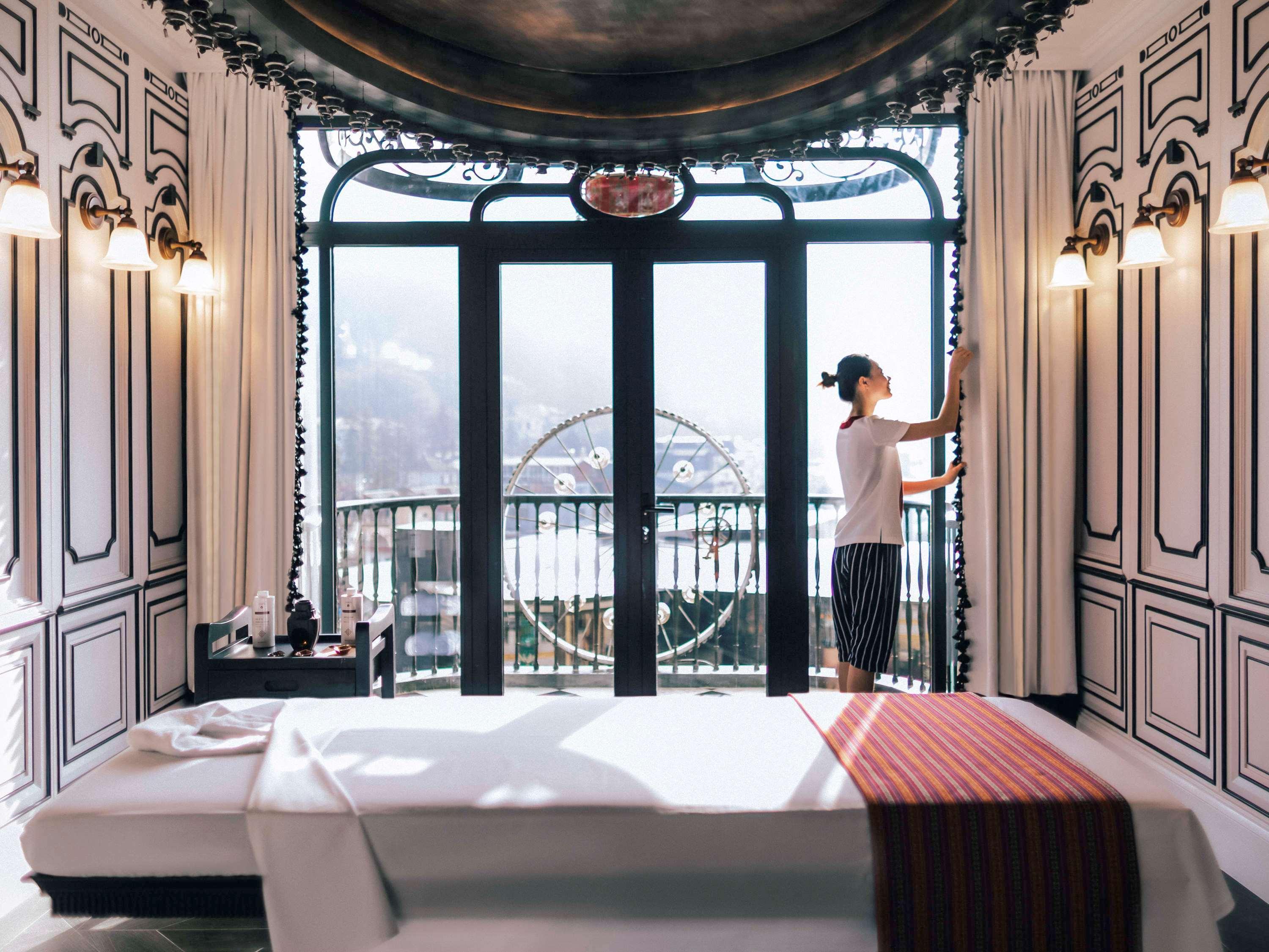 Hotel De La Coupole - Mgallery Sa Pa Luaran gambar A guest room at the Mandarin Oriental, Hong Kong