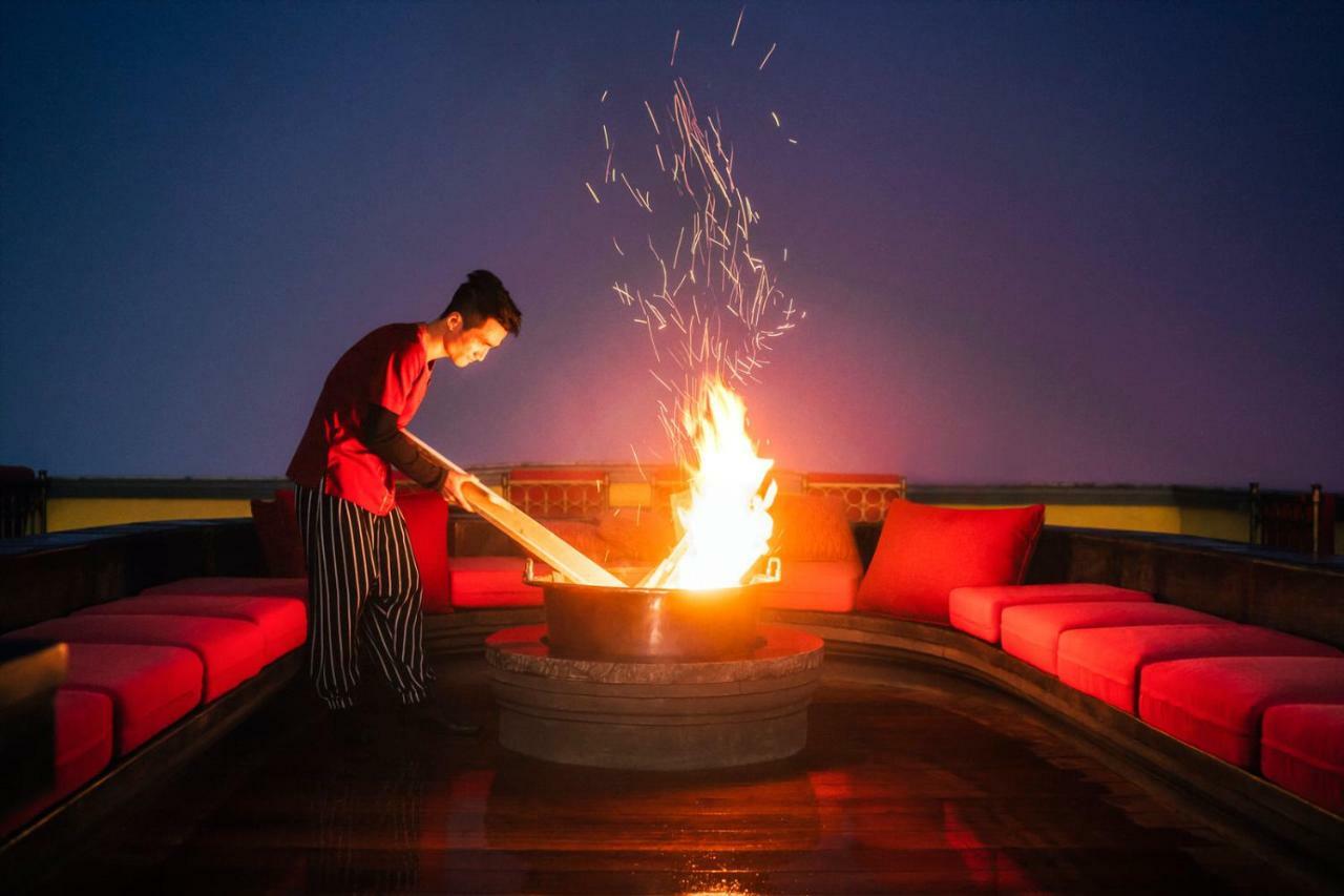 Hotel De La Coupole - Mgallery Sa Pa Luaran gambar A chef preparing a meal at the restaurant